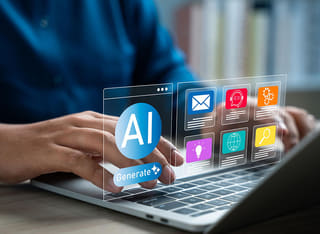 Principiante en criptomonedas descubriendo los fundamentos del trading automatizado mediante IA
