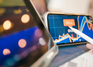 Operador en múltiples mercados evaluando alternativas en Bitcoin, Ethereum y forex